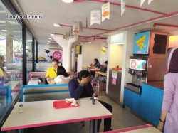 Suasana Restoran Flip Burger