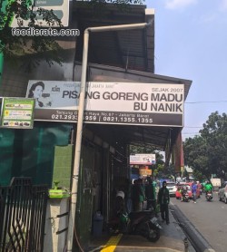 Suasana Kedai Pisang Goreng Masu Bu Nanik Tanjung Duren