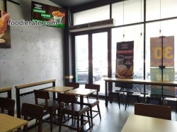 Interior Restoran Wingstop di PIK