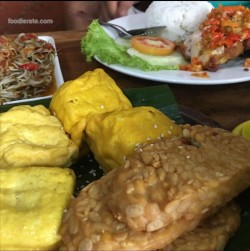 Tuna bakar asap,lalapan tahu tempe,jus buah naga,nasi bakul,udang crispy,tumis tauge,sambal kecombrang