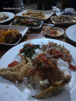 Tuna bakar asap,lalapan tahu tempe,jus buah naga,nasi bakul,udang crispy,tumis tauge,sambal kecombrang