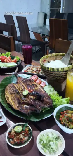 Tuna bakar asap,lalapan tahu tempe,jus buah naga,nasi bakul,udang crispy,tumis tauge,sambal kecombrang