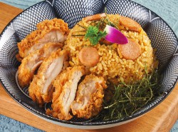 Nasi Goreng Sosis & Ayam Garing Kastil Dimsum