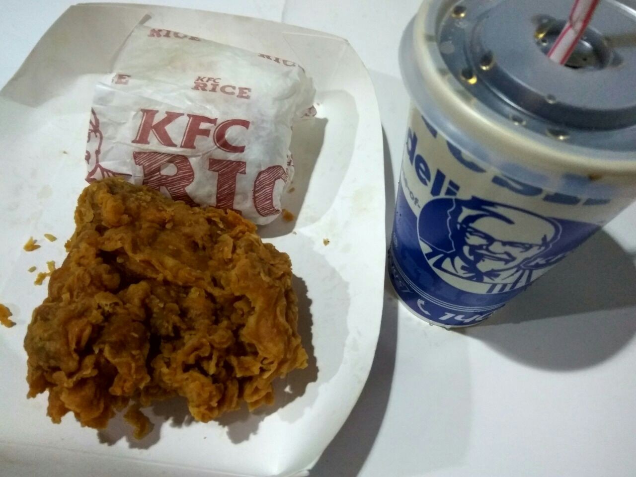 Isi paket super besar KFC: 1 ayam besar (paha atas), 1 nasi, 1 pepsi. Ayam besar bisa pilih: paha atas atau dada.